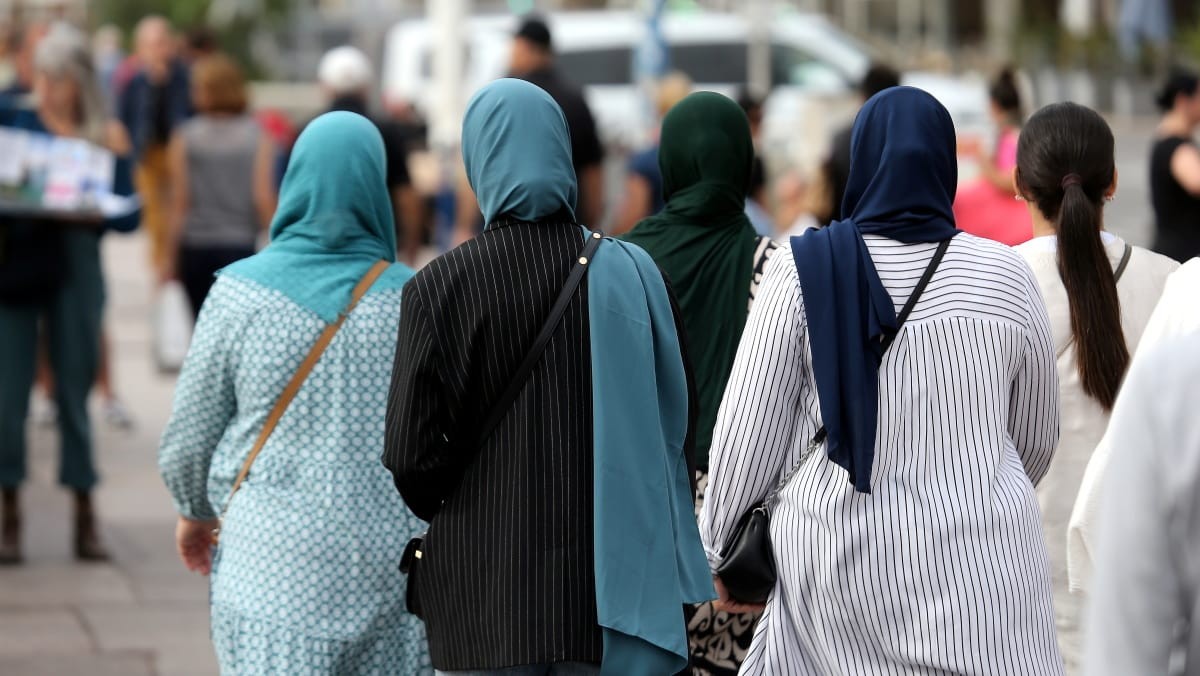 Voile dans l'espace public : ce que dit vraiment la loi face aux promesses du RN