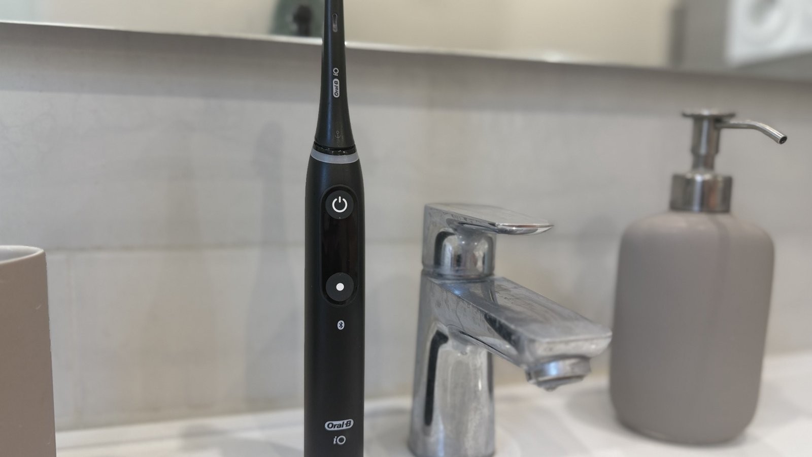 Test Oral-B iO Series 6 : pourquoi la brosse à dents connectée reste une valeur sûre