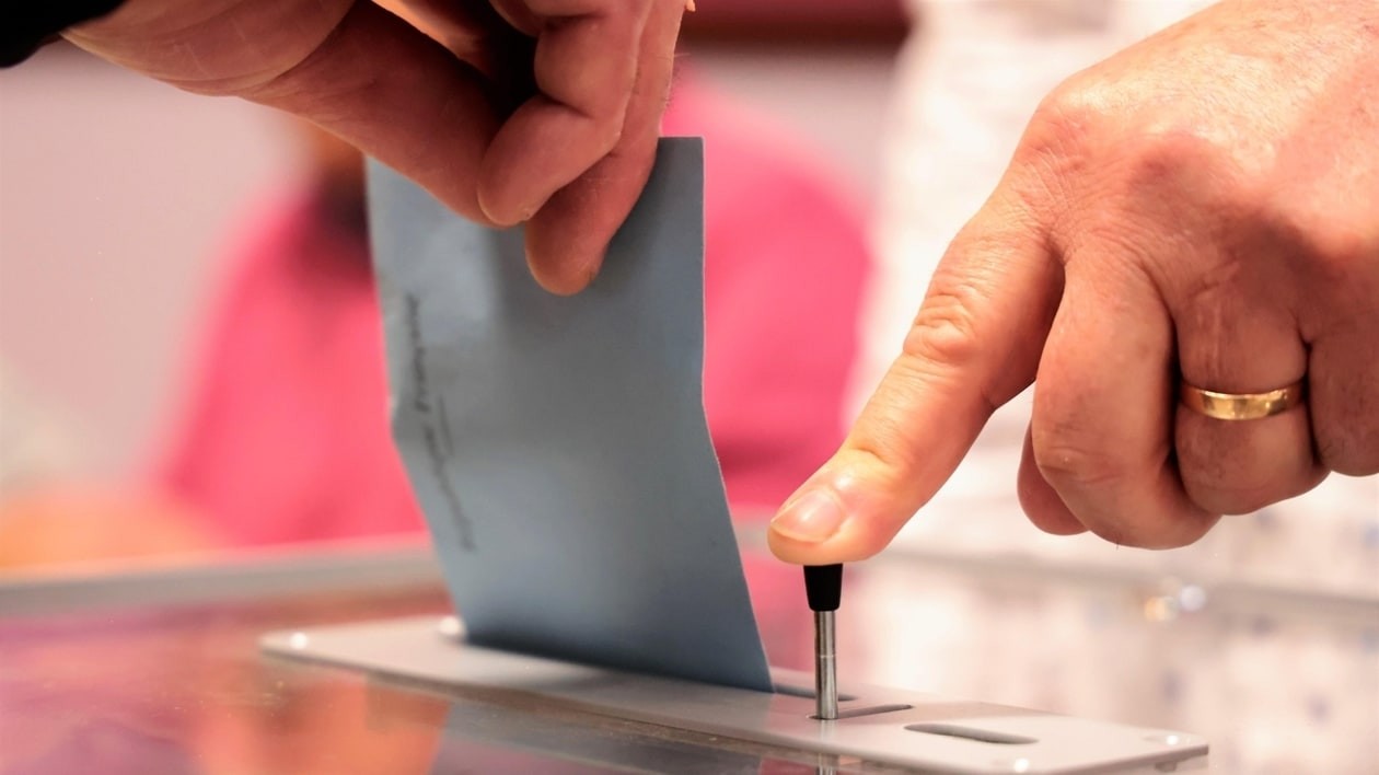Vote à 16 ans : la gauche relance la polémique à six mois de la présidentielle