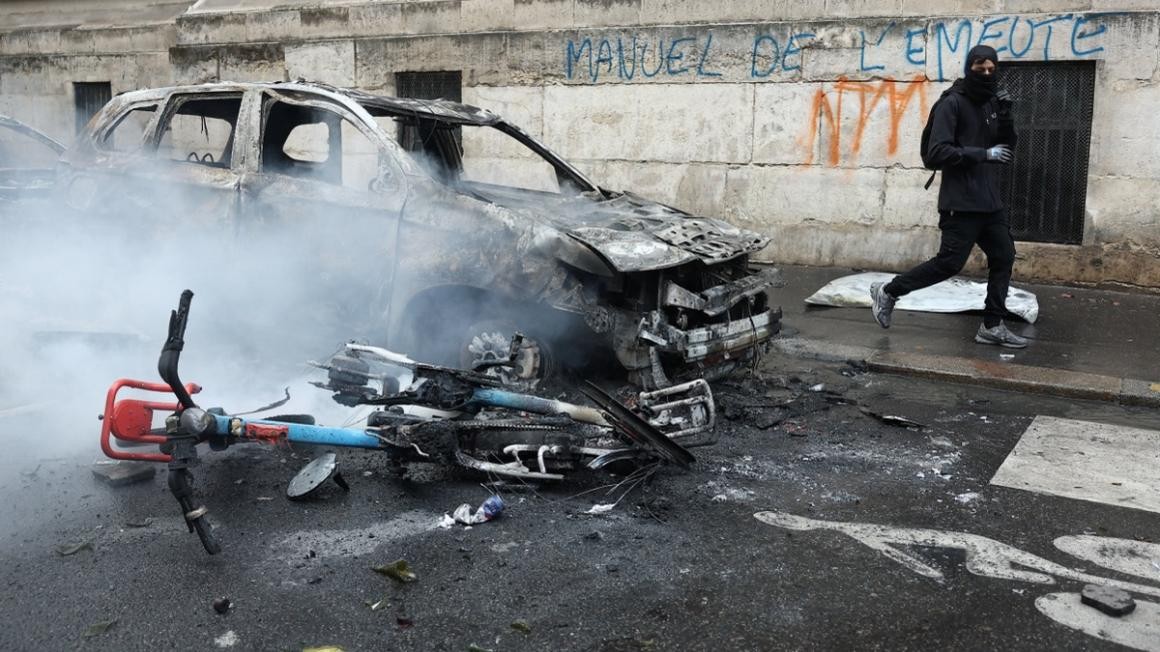 Violences du 17 octobre : un mort à Paris, 1.200 interpellations en France